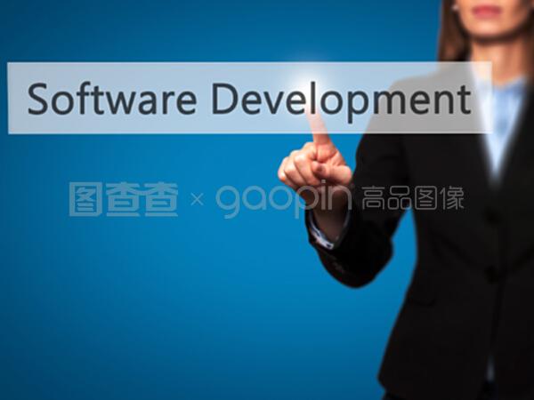 指尖商機(jī) 女商人按下技術(shù)按鈕，開啟軟件開發(fā)與銷售新篇章